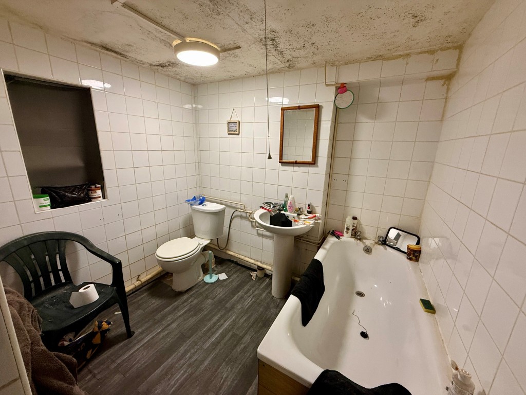 Lot: 32 - FREEHOLD BLOCK OF FLATS FOR INVESTMENT - Ground floor bathroom with W.C.